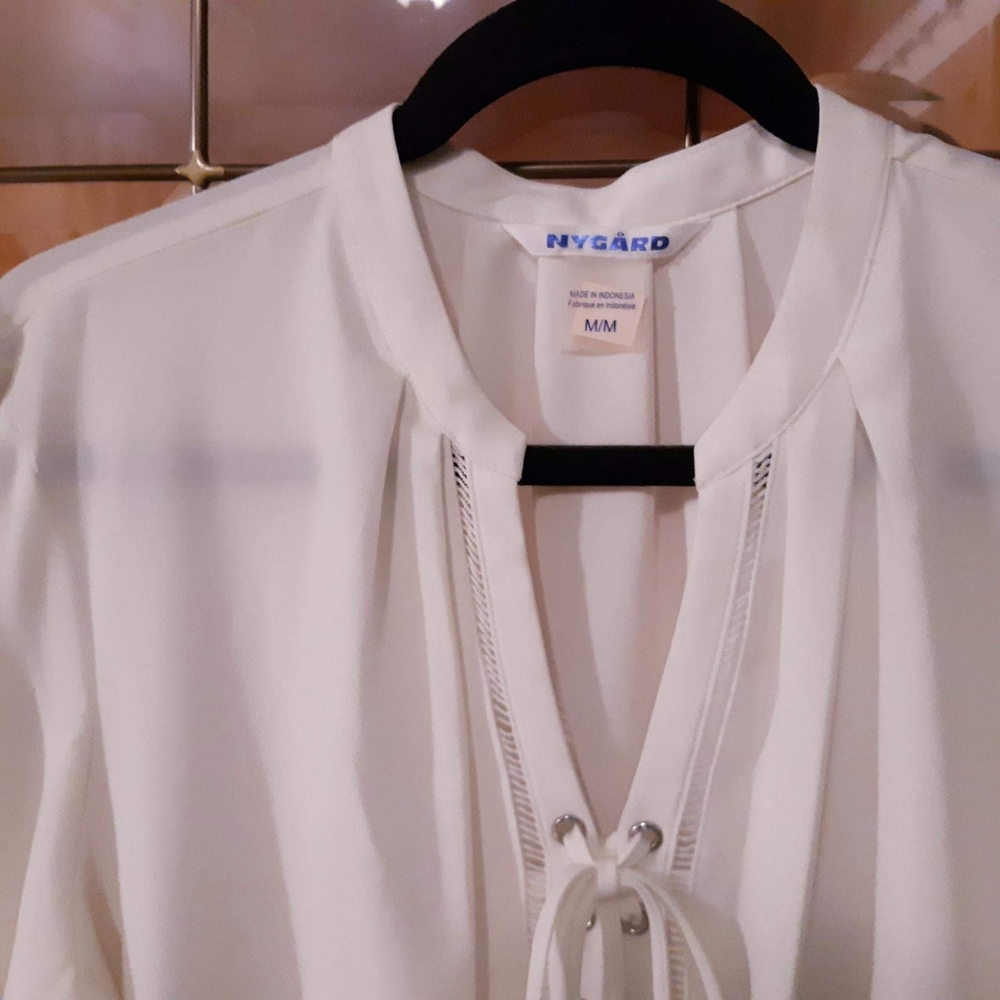 White Tie-up Top - NWT👌 - Picture 3 of 5